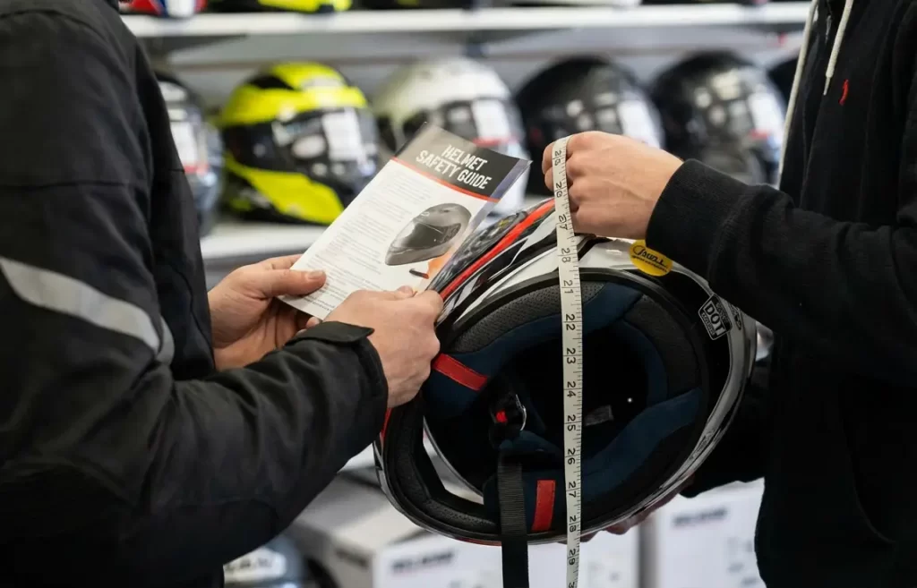 How to Choose a Motorcycle Helmet That Actually Saves Lives: Complete Safety Breakdown 4 Finding the perfect fitting helmet